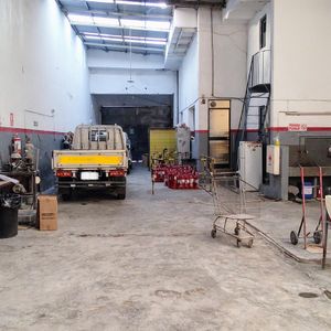 Exclusivo Local Comercial Con Acceso Estratégico Para Camiones En Miguelete Esq. Piedra Alta.