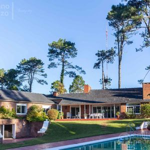 Venta Casa 5 Dormitorios Más Dependencia En Cantegril Punta Del Este Uruguay Piscina Parque Jardín