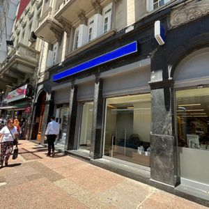 Venta Excelente Local En Av 18 De Julio Y Ejido. Centro