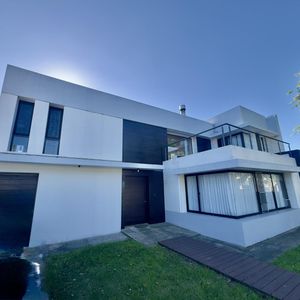 Casa En Venta De 5 Dormitorios, Barbacoa Y Cochera En  Colonia 
