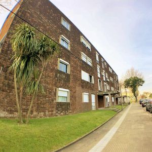 Apartamento En Venta De 2 Dormitorios En Primer Piso En Colonia Del Sacramento
