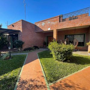 Casa En  Venta Céntrica De  3 Dormitorios En Carmelo