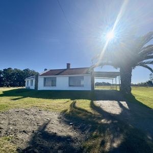 Casa En Alquiler De 4 Dormitorios Con Un Terreno De 1 Hectárea En Laguna De Los Patos Colonia