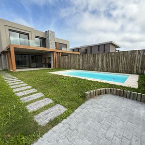 Divina Casa En Alquiler O Venta En Barrio Parques
