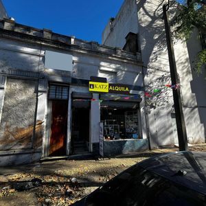República Esq. Arenal Grande, 35 M2 De Salon, 5 Mts De Frente, Zona Mayorista!!