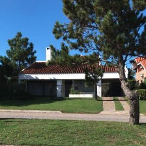 Casa Alquiler Anual De 5 Dormitorios A 2 Cuadras De La Playa - Playa Mansa Parada 16 Punta Del Este