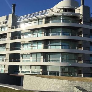 Departamento En  Venta, De 3 Dormitorios Y Dependencia De Servicio En Playa Mansa Con Vista Al Mar