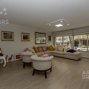 Apartamento De Cuatro Dormitorios , Servicio Y Garaje En Venta En Pocitos