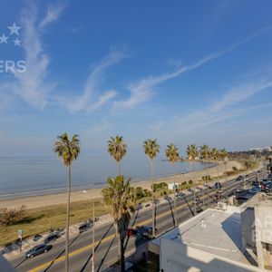 Apartamento De 3 Dormitorios En Venta En Rambla De Malvín Con Patio Y Piscina