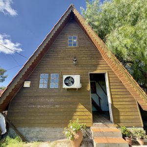 Casa En Venta De 3 Dormitorios Y Barbacoa En Colonia Estilo Cabaña