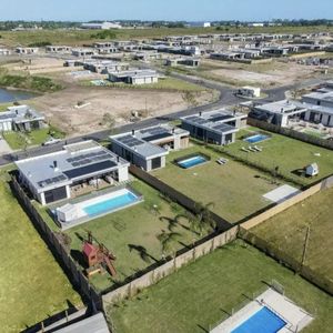 Terreno En Venta 1.100 M2 Al Lago En La Juana Amenities Canelones