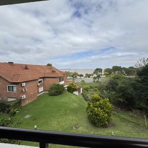 Venta De Espacioso Apartamento, 2 Dormitorios Con Vista Al Río De La Plata