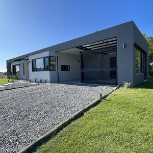 Venta De Casa En Colonia Con 3 Dormitorios, Rio, Playa