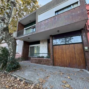 Solida Casa De 4 Dormitorios A Pasos Del Barrio Historico