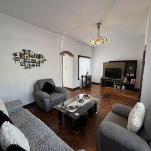 Casa Centrica Con 4 Dormitorios Y Jardín