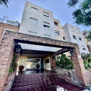 Apartamento En Venta De 2 Dormitorios Y Cochera Céntrico, Con Renta!