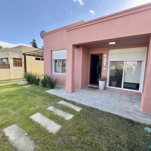 Colonia - Venta De Casa De 2 Dormitorios Con Cochera A Metros De Rambla Costanera