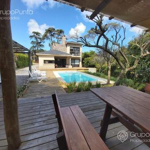Casa En Alquiler Temporal Con Piscina Climatizada - Punta Del Este, Pinares