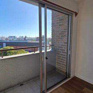 Oficina O Apartamento Monoambiente En Alquiler Frente A  Tres Cruces, Montevideo