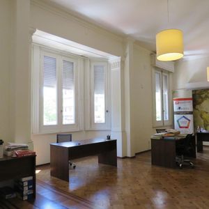 Venta Dos Padrones Centro. Excelente Casa De 6 Dormitorios Y Dos Edificios Comerciales.