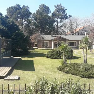 Venta Casa Ubicada En Carmelo, Amplio Terreno, Hermosa Vista Al Río.