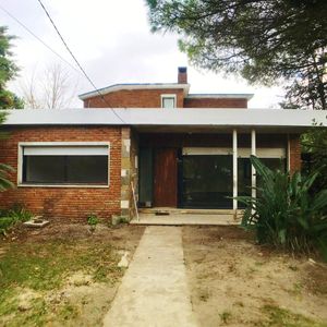 Casa En Venta  De 4 Dormitorios Con Gran Terreno A Metros De Rambla Costanera En Colonia Del Sacramento