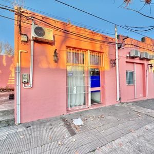 Venta O Alquiler Hostel En Centro De Colonia. 6 Habitaciones Con Baño Privado Y Patio