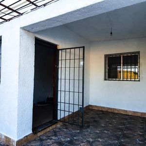 Casa De 3 Dorm, Garaje Y Patio!!! Financia!!