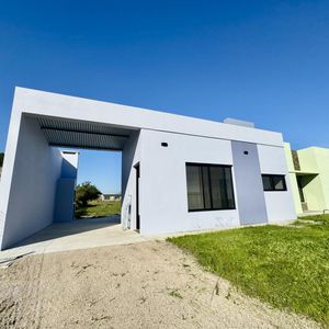 Casa En Venta O Alquiler A Estrenar De 2 Dormitorios Y Gran Patio En Colonia Del Sacramento