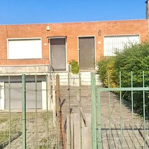 Venta Casa 2 Dormitorios Ideal Inversion Terreno 500 M2 Zona Comercial