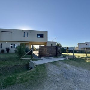 Casa En Venta De 3 Dormitorios , 2 Baños Cochera Y Amplio Patio En Colonia Del Sacramento