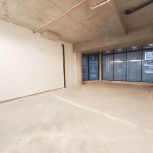 Local En Venta Con Vidriera A La Calle. Planta Libre! Baño Y área De Cocina.