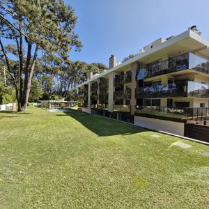 Apartamento En Punta Del Este. 2 Dormitorios Y Parrillero