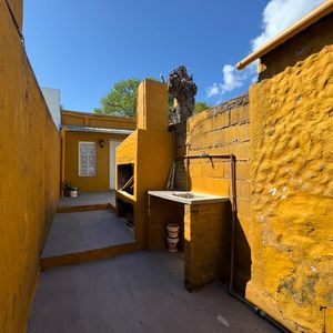 Casa En Venta De 2 Dormitorios Y Patio Al Frente Colonia Del Sacramento
