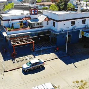 Edificio Comercial En Venta - Amplios Locales Mas Apartamentos De 2 Dormitorios