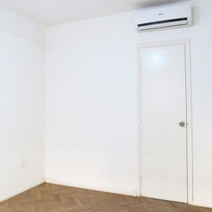 Alquiler  Apartamento  De Un (1)  Dormorio En  Ciudad Vieja.bajos Gastos Comunes