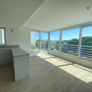 Venta En Edificio Joy Montevideo. 2 Dormitorios, 3 Baños Y Garage.
