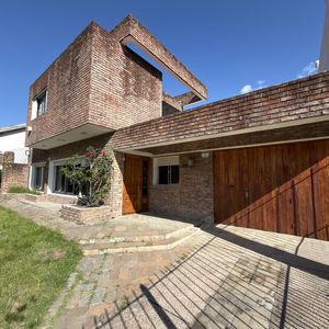 Casa En Alquiler, 3 Dormitorios, Jardín Al Frente Y Fondo Con Barbacoa Punta Gorda