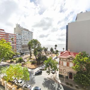 Venta De  Consultorio En Pocitos, Montevideo. Con Vista A La Rambla. Con Renta.
