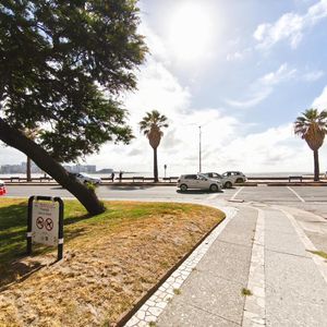 Venta De Oficina Y/o Consultorio En Punta Carretas, Montevideo.  Con Vista A La Rambla. Con Renta.
