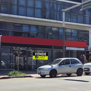 Luis Alberto De Herrera Frente Montevideo Shopping, 11 Mts De Frente, 300 M2 , Con Renta !!