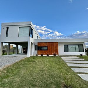 Colonia - Venta De Casa De 3 Dormitorios Piscina Y Barbacoa En Barrio Sheraton
