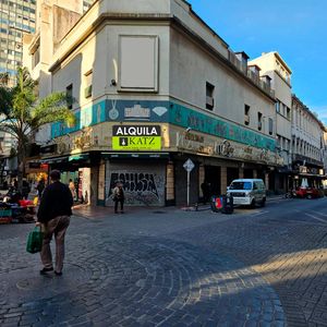 Sarandi Y Bartolome Mitre , Gran Esquina, 80 M2, 20 Mts De Vidriera !!