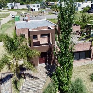 Colonia - Alquiler O Venta Casa De 3 Dormitorios En Suite Y Piscina Barrio Sheraton Playa