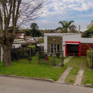 Vendo Casa En Lezica, 3 Dorm, Garage, Patio Y Barbacoa