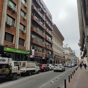 Alquiler De Oficina Ciudad Vieja, Plaza Matriz Y Peatonal Sarandí.