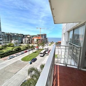 Venta Apartamento De 3 Dormitorios   Servicio Y Garaje Con Vista Lateral A La Rambla - Con Renta