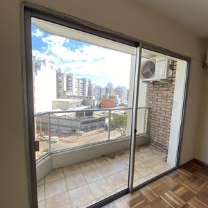 Venta Y Alquiler De Apartamento 3 Dormitorios Y Servicio, A Metros De Rambla