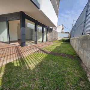 Venta Apartamento De 2 Dormitorios Con Deck Y Jardín Con Renta
