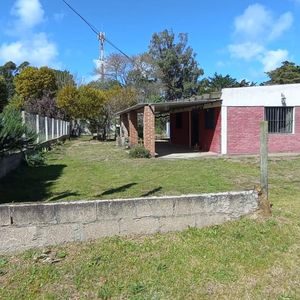 Casa En Jaureguiberry, Jardín Y Fondo Arbolado Con Parrillero Techado
